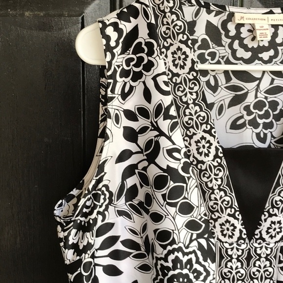 Gorgeous is all I can say about this beautiful black and white top. NWOT - Picture 4 of 10